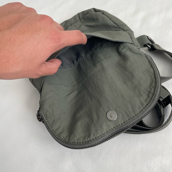 Lululemon Crossbag/Fanny Pack/Belt Bag - Picture 3 of 7